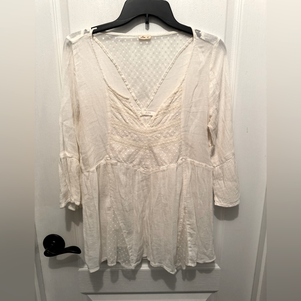 Hollister Large women’s crème top.